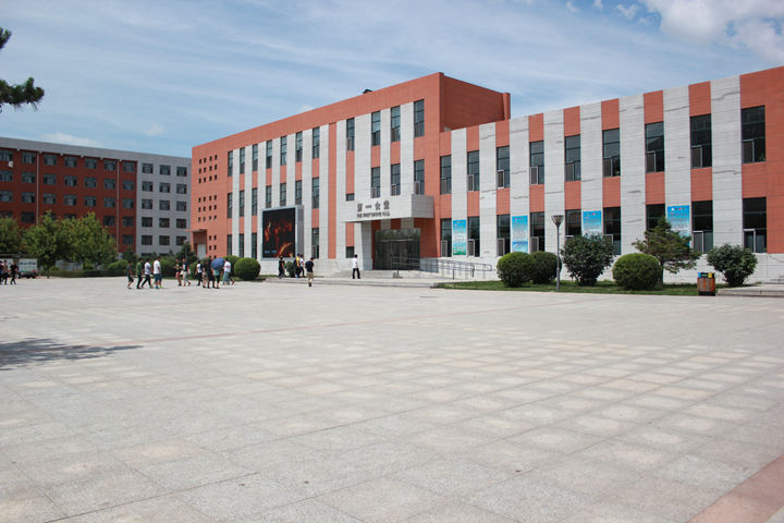 学校食堂坐落在学生生活区中央,建筑面积1.